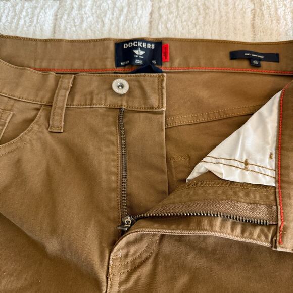 Dockers Mens 31 Slim Brown All Season Tech Jeans Stretch Timeless Casual - Picture 15 of 16